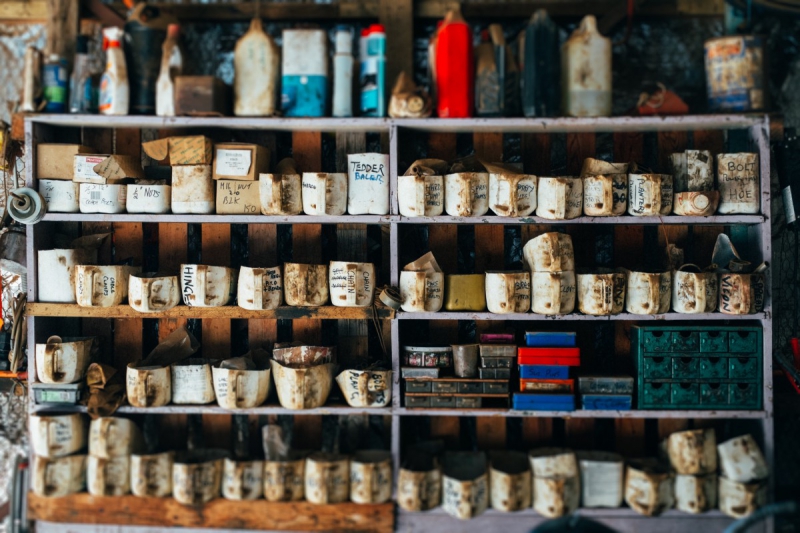 vitrine-POURCIEUX-min_shelf_garage_dirty_collection_grunge-1178